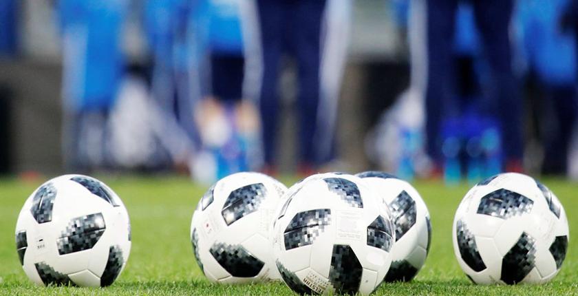بالفيديو.. لاعب تونسي يركل طفلا "جامع كرات"