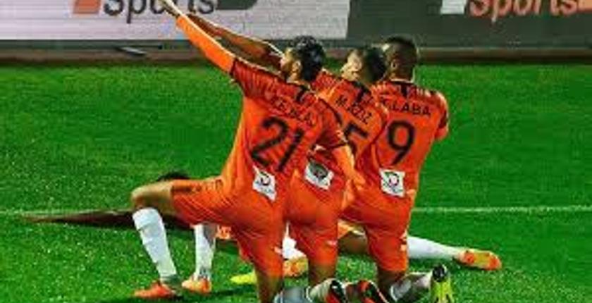 نهضة بركان يصطدم بحسنية أكادير في نصف نهائي كأس الكونفدرالية