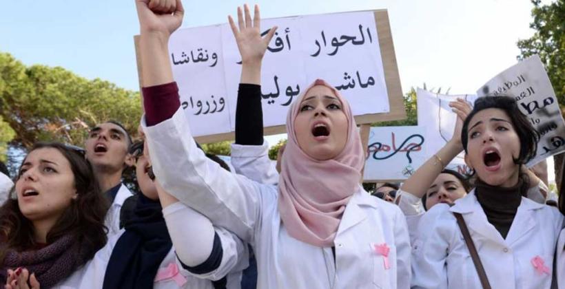 طلاب مقصيون من اجتياز مباريات الطب والصيدلة يراسلون أمزازي