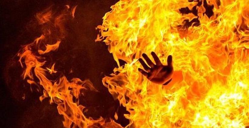 بالتفاصيل .. أربعيني يضرم النار في نفسه داخل كوميسارية 