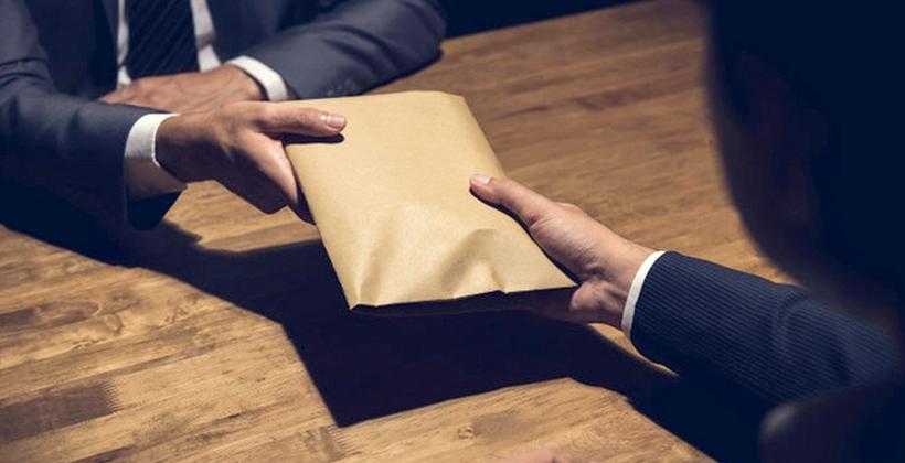 الرشوة تسقط موظف بالضرائب وعنصر أمني بمراكش.. والتحقيقات قد تكشف عن المزيد