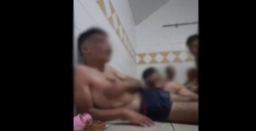 فيديو لشباب يستحمون داخل حمام شعبي يزلزل الفيسبوك