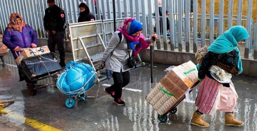 تقرير صادم بين يدي جلالة الملك حول التهريب المعيشي ومعاناة "الحمالة" بالمعابر الحدودية 