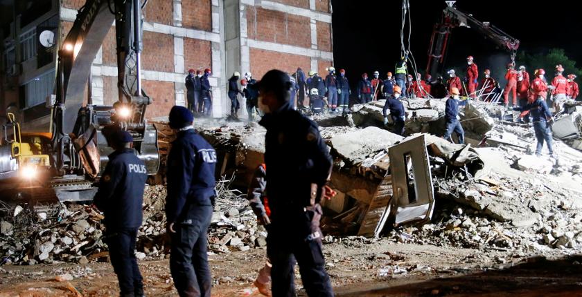 ارتفاع حصيلة زلزال تركيا الى 76 قتيلا ونحو 950 مصابا