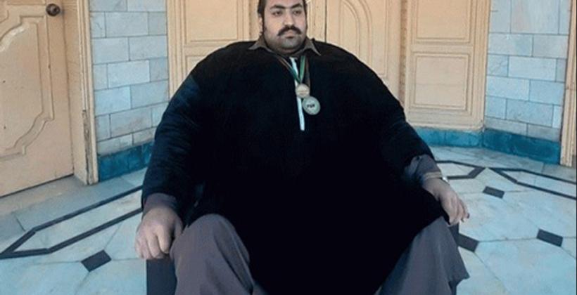 قابل 200 إلى 300 فتاة.. أضخم رجل في العالم يبلغ وزنه نصف طن وطوله 183 سم يبحث عن زوجة بهذه المواصفات !