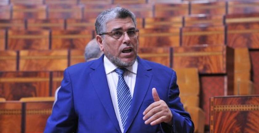 "شال" أمازيغي بالبرلمان يستفز الرميد.. ويخرجه عن صوابه