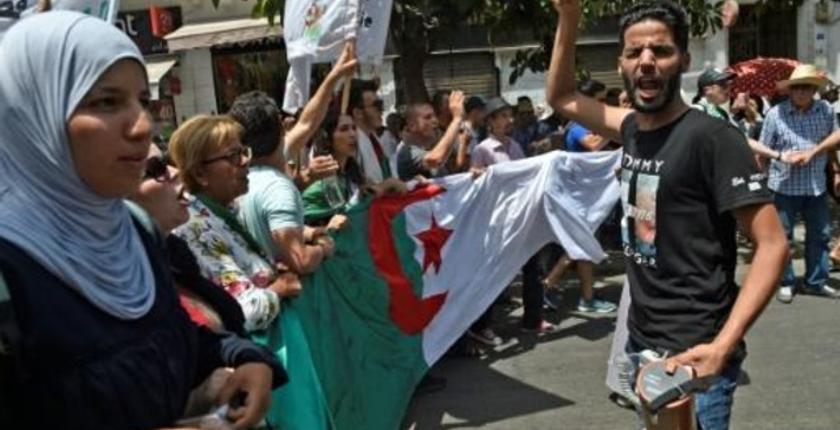 الجزائر.. مسيرة طلابية تنادي باسقاط تبون لعدم شرعيته