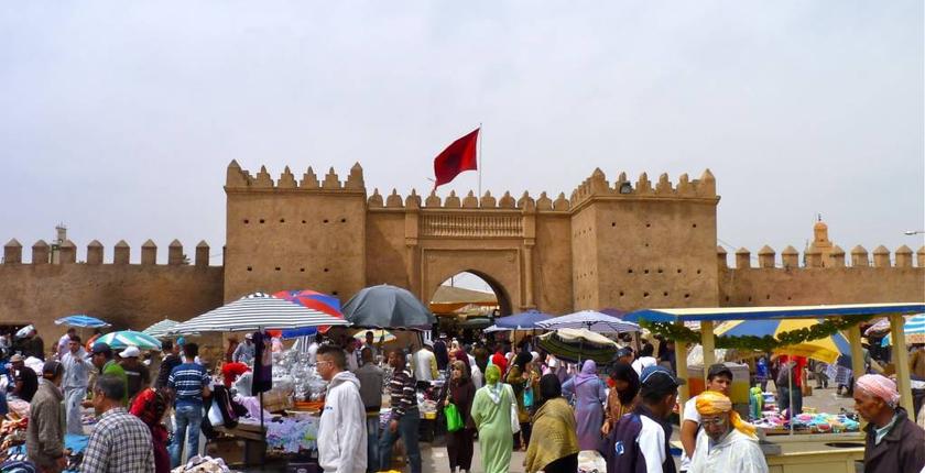 عدم التقيد بالشروط الصحية يدفع سلطات وجدة إلى إعادة غلق الأسواق