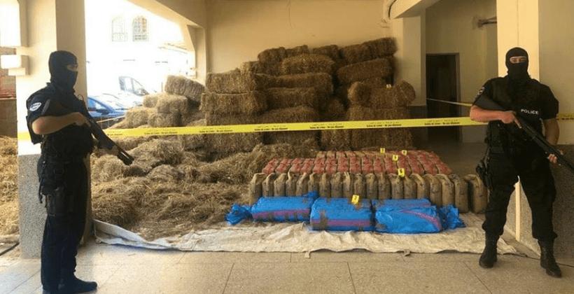 فاس...القبض على سائق شاحنة للنقل الطرقي وبحوزته طنين من المخدرات