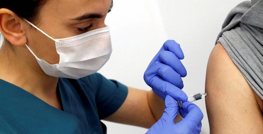 وزير الصحة يوسع دائرة المستفيدين من اللقاح ضد فيروس كورونا المستجد 