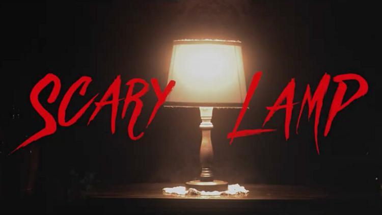 « Scary Lamp » : cette lampe clignote en synchronisation avec le film d ...