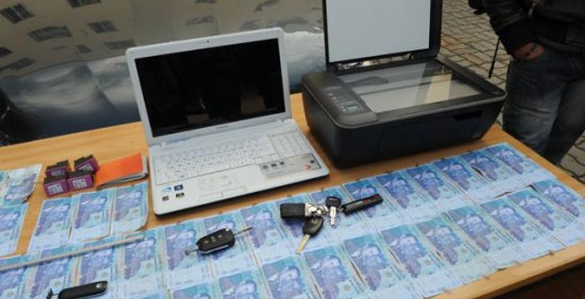 أمن آزرو يفكك عصابة مختصة في تزوير أوراق العملة وتصريفها