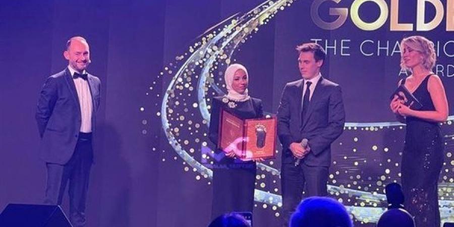 محمد صلاح يفوز بجائزة القدم الذهبية بموناكو