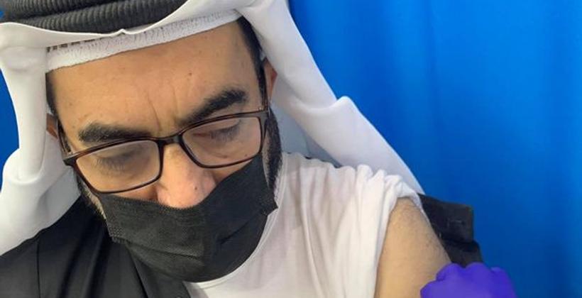 الداعية طارق السويدان يتقاسم مع متابعيه لحظة تلقيه للقاح كورونا 