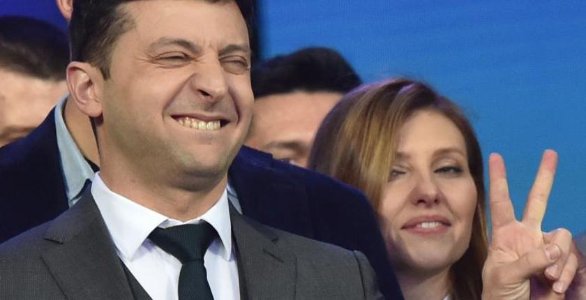 أوكرانيا...الممثل الكوميدي زيلينسكي رئيسا للبلاد