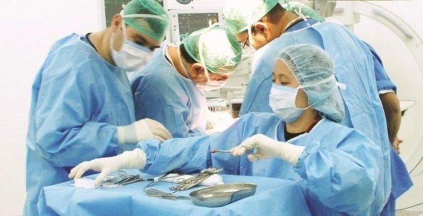 لأول مرة في العالم... أطباء ينجحون بزراعة كبد ورئتين لطفل