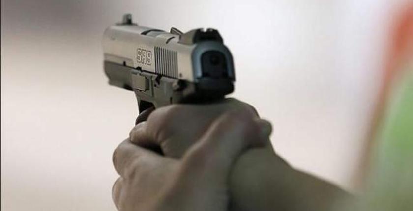 رصاصة تحذيرية من سلاح مقدم شرطة تنقذ شخصا من الذبح