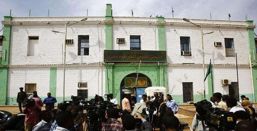 نقل الرئيس السوداني المعزول عمر البشير إلى السجن المركزي في الخرطوم