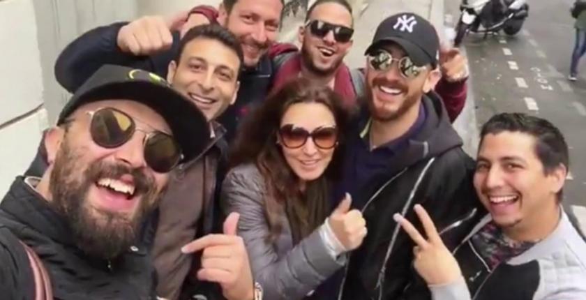بطريقة مميزة .. جمهور "لمعلم"  يفاجئه  في شوارع باريس