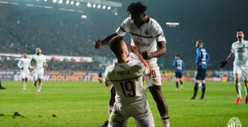 ميلان يواصل صحوته في الدوري الإيطالي بثلاثية في مرمى أتلانتا