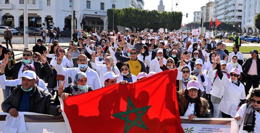 أطباء الأسنان يحتجون أمام البرلمان على ضريبة حكومة "العثماني"