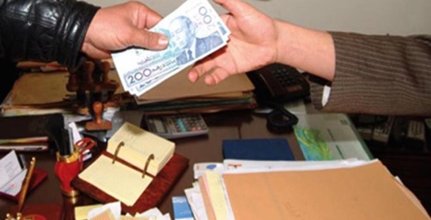 قلعة السراغنة.. تفاصيل اعتقال "كوميسير" متلبسا بتلقي 5 آلاف درهم "رشوة"