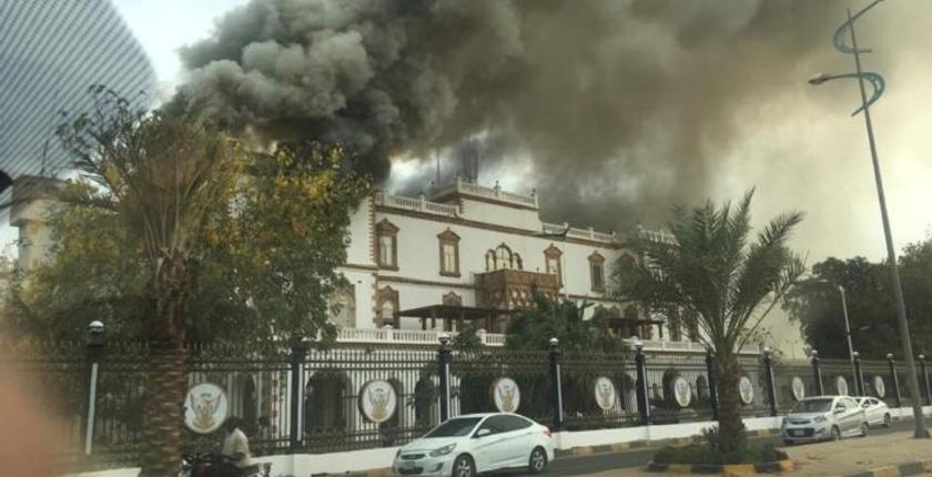 حريق هائل بالقصر الجمهوري القديم في السودان
