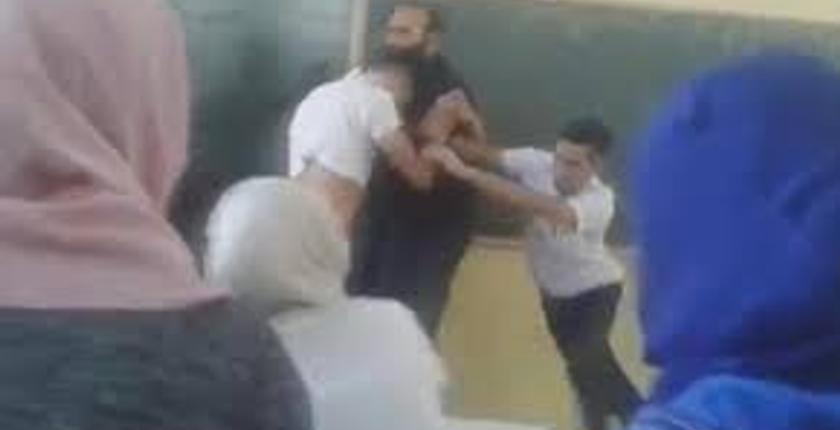تفاصيل اعتداء تلميذ على أستاذه بالضرب واللكم  داخل القسم وأمام أعين زملائه