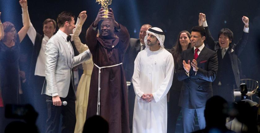 دعم الفقراء بكل ما يملك.. وحصل على جائزة أفضل مدرس بالعالم+فيديو