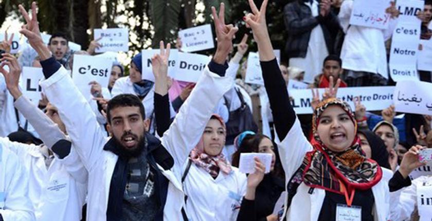 بعد "الأساتذة".. طلبة معاهد التمريض يخرجون في مسيرة رافضة لسياسة "التعاقد"