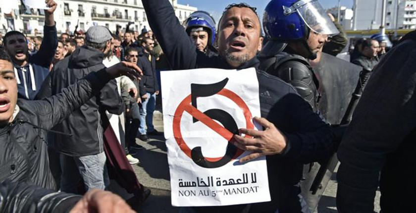 الجزائر تغلي.. محتجون يشتبكون مع الشرطة قرب القصر الرئاسي