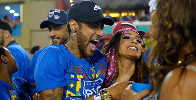 Neymar dans les tribunes au carnaval de Rio