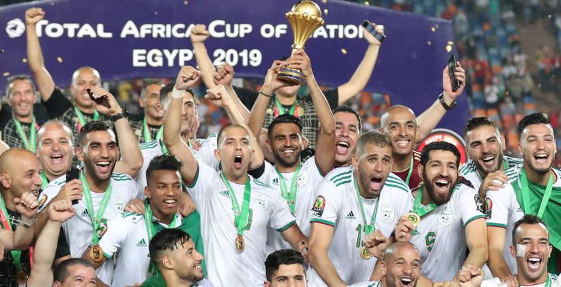 احتفالا باللقب الإفريقي.. الجماهير الجزائرية تملأ شوارع العاصمة وتستقبل لاعبيها لدى عودتهم