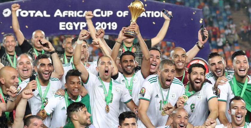 احتفالا باللقب الإفريقي.. الجماهير الجزائرية تملأ شوارع العاصمة وتستقبل لاعبيها لدى عودتهم