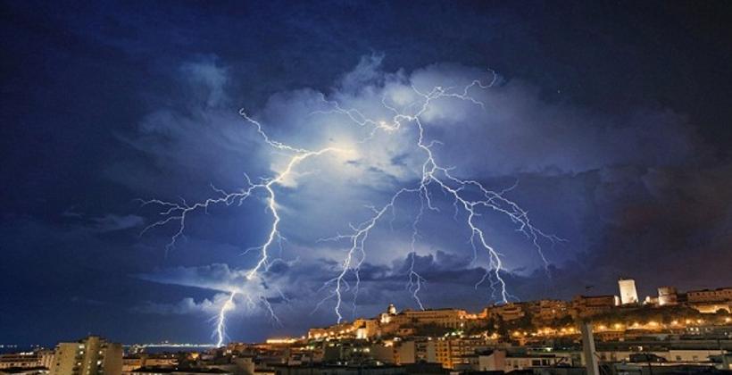 رغم ارتفاع الحرارة.. تحذير من زخات رعدية ورياح عاصفية بعدد من أقاليم المملكة 