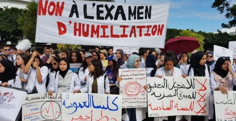 مقترح حكومي جديد لحل أزمة الطلبة الأطباء