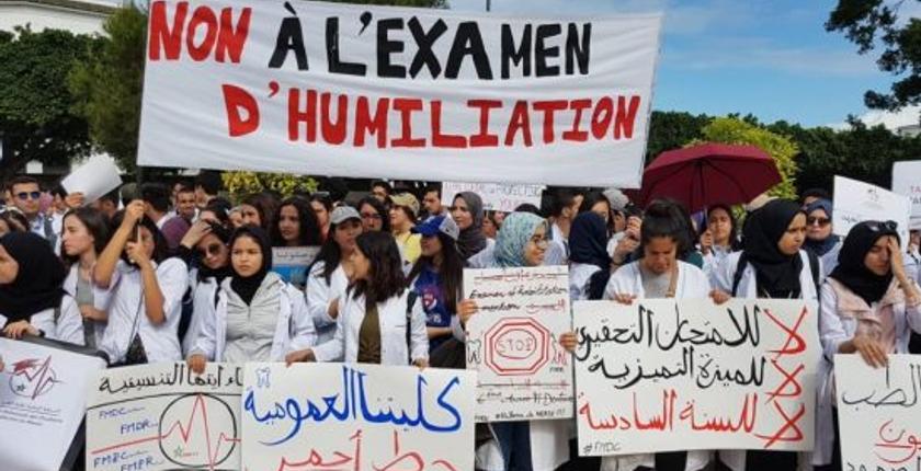 مقترح حكومي جديد لحل أزمة الطلبة الأطباء