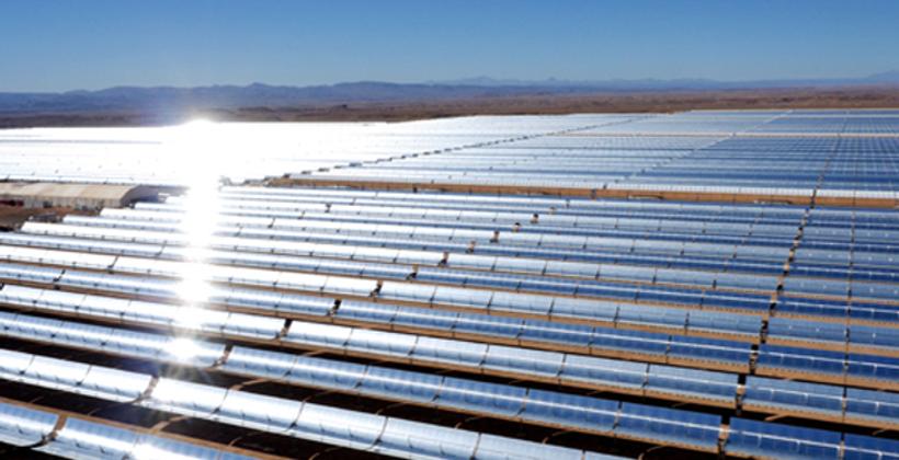 À Ouarzazate, dans le sud marocain, la plus grande centrale solaire au monde (Reportage de TF1)