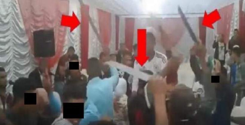 أمن القنيطرة يتفاعل مع مقطع فيديو ويوقف شخصا ظهر رفقة آخرين وهم يشهرون أسلحة بيضاء