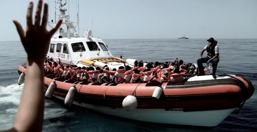 البحرية الاسبانية تقدم المساعدة ل 140 مهاجرا إفريقيا بمضيق جبل طارق