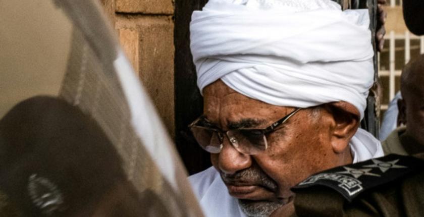 الرئيس السوداني المعزول عمر البشير يمثل أمام القضاء بتهمة الفساد
