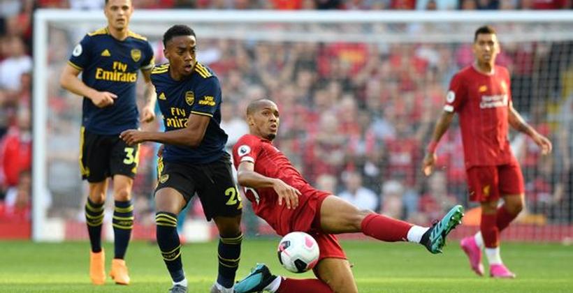 ليفربول يحسم قمة الدوري الانجليزي بثلاثية في مرمى أرسنال
