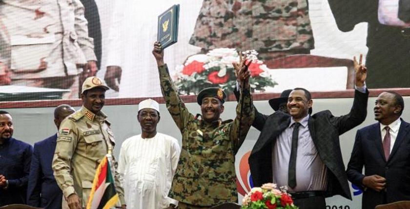 توقيع الوثيقة الدستورية.. عهد جديد في السودان بضمانة دولية وعربية وإقليمية