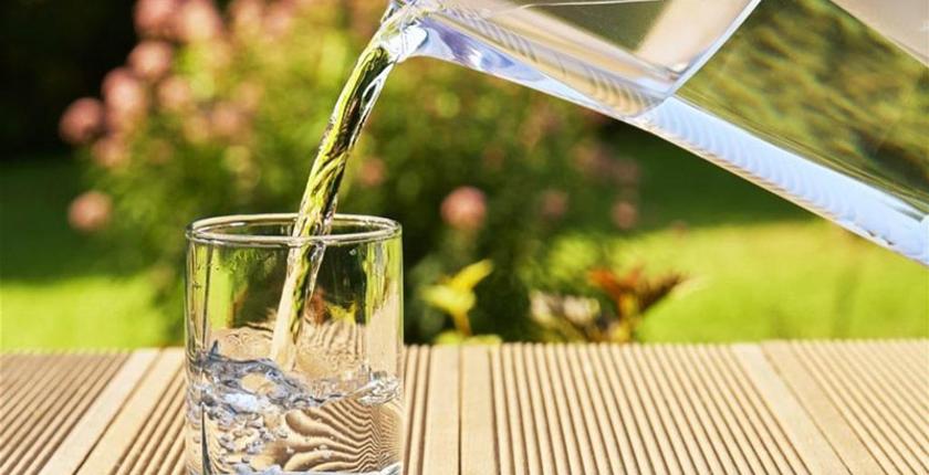 يخلصك من السموم.. 7 فوائد مذهلة ستجنيها من شرب الماء الدافئ يوميا