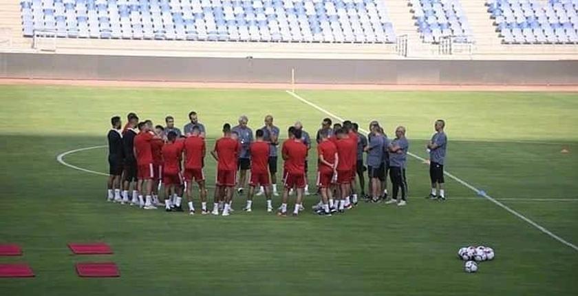 وسط مجموعة من الغيابات.. "خليلوزيتش" يقود أول حصة تدريبية للأسود 