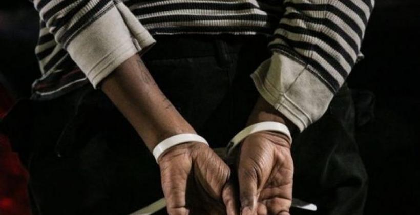 وجدة .. توقيف مواطن من جنسية غينية للاشتباه في تورطه في قضية تتعلق بالاحتجاز وتنظيم الهجرة غير المشروعة والاتجار بالبشر
