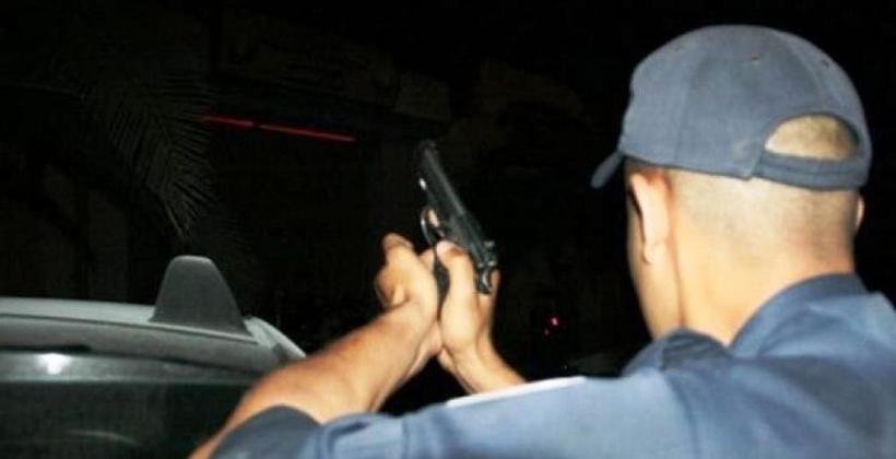 مقدم شرطة ببرشيد يشهر سلاحه الوظيفي لتوقيف ثلاثة أشخاص عرضوا حياة موظفي الشرطة للتهديد