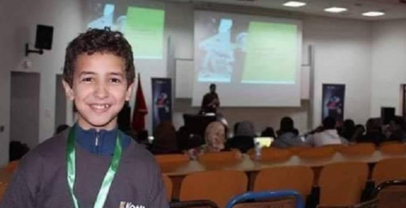 مديرها تكفل بمصاريف دراسته.. الطفل العبقري "إدير مطيع" يلتحق بجامعة عالمية 