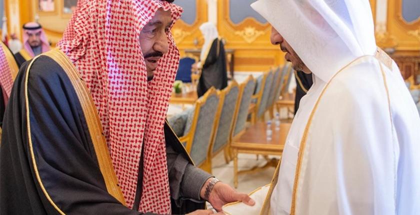 العاهل السعودي يستقبل رئيس وزراء قطر ويتبادلان الابتسامات