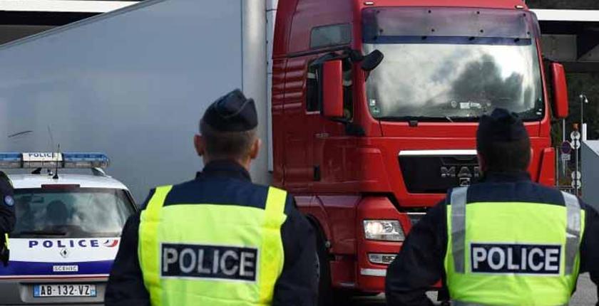 العثور على 31 مهاجرا باكستانيا في شاحنة بفرنسا